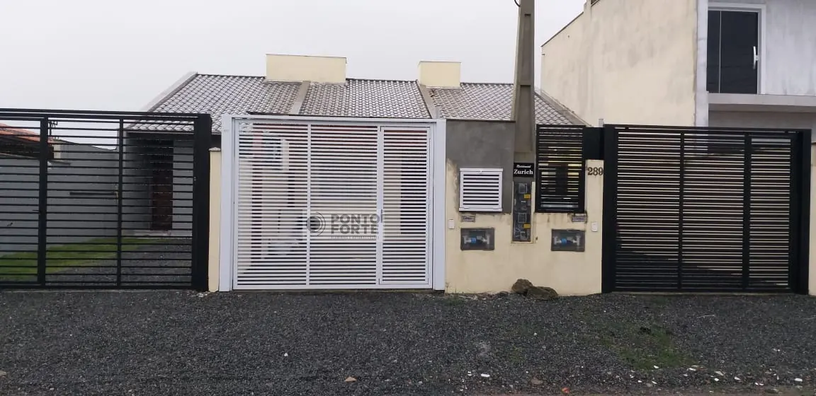 Cerca de alumínio branco vazado com barras verticais, com portão social no mesmo quadro, fabricado e instalado pela Ponto Forte