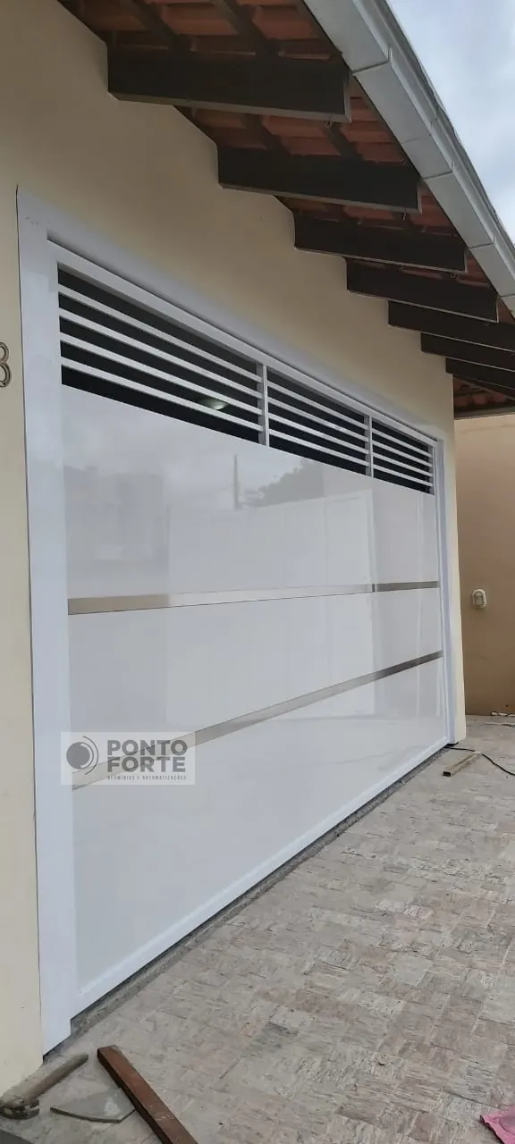 Portão basculante de alumínio branco fechado no centro e vazado em cima e embaixo, sob medida para o vão
