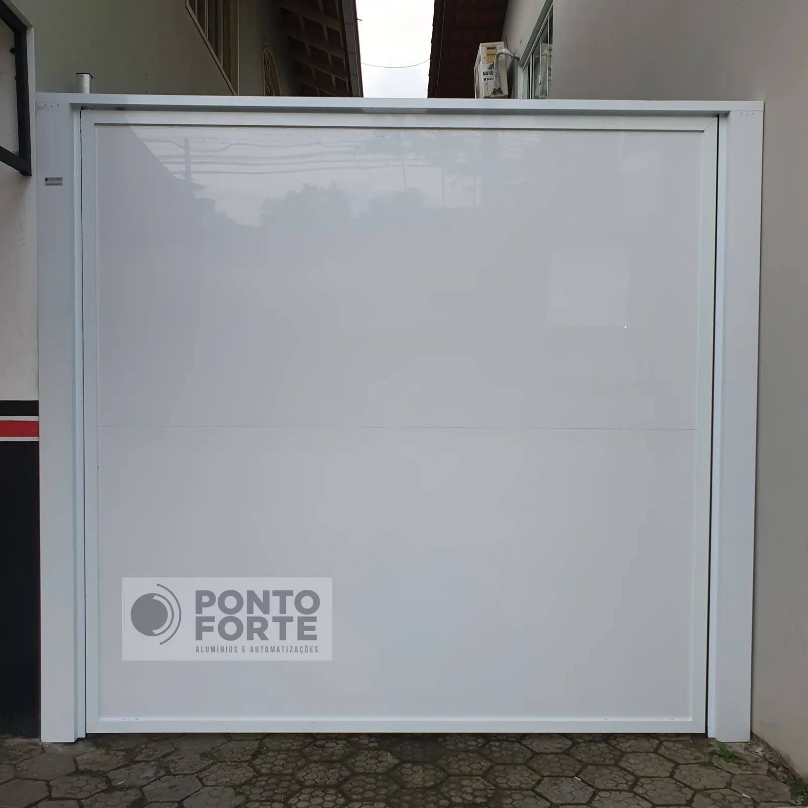 Portão basculante de alumínio branco liso, em residência