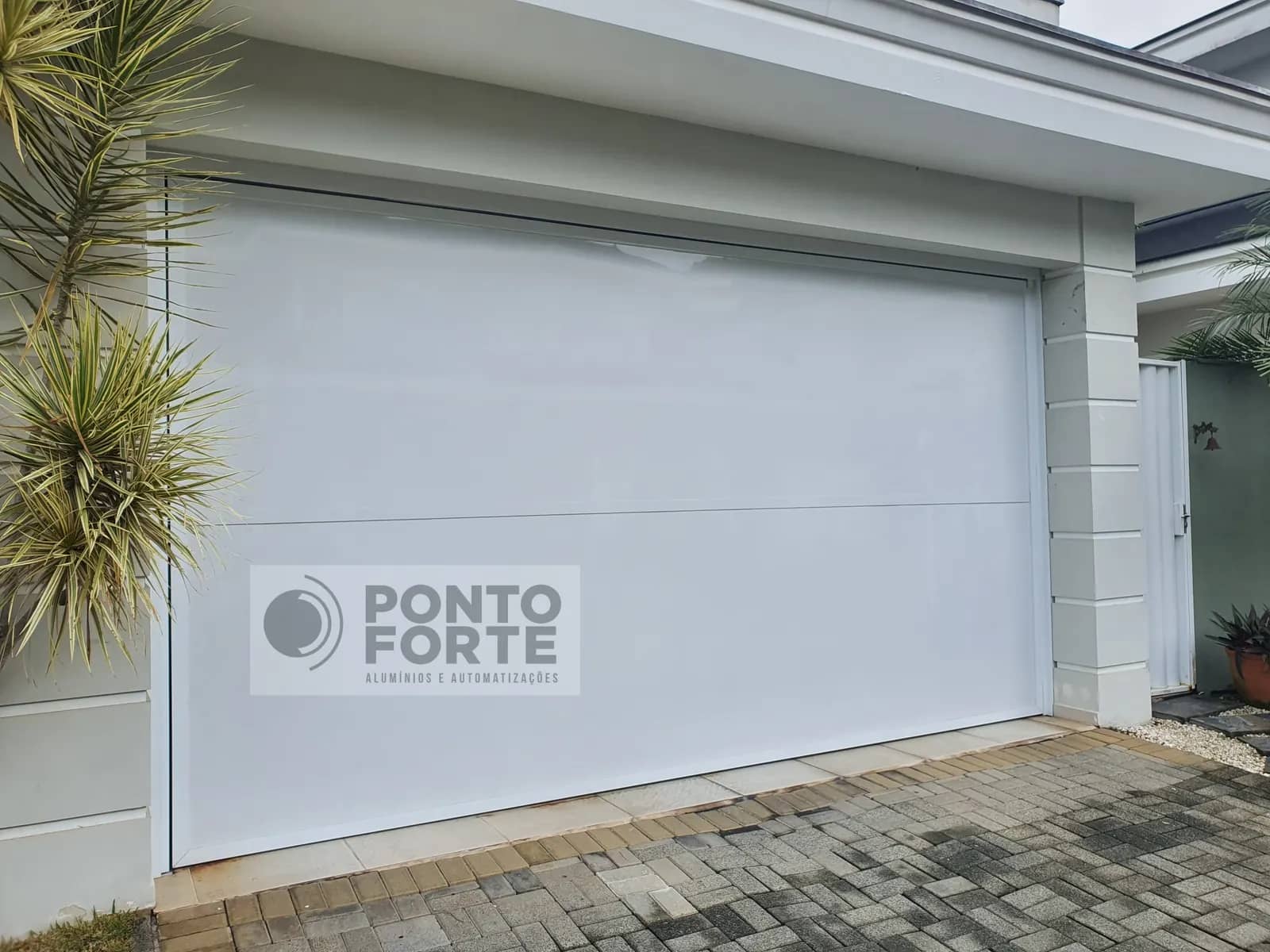 Projeto entregue pela Ponto Forte, portão basculante de alumínio branco liso