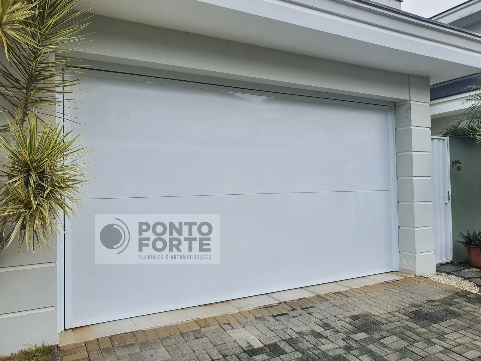 Projeto entregue pela Ponto Forte, portão basculante de alumínio branco liso