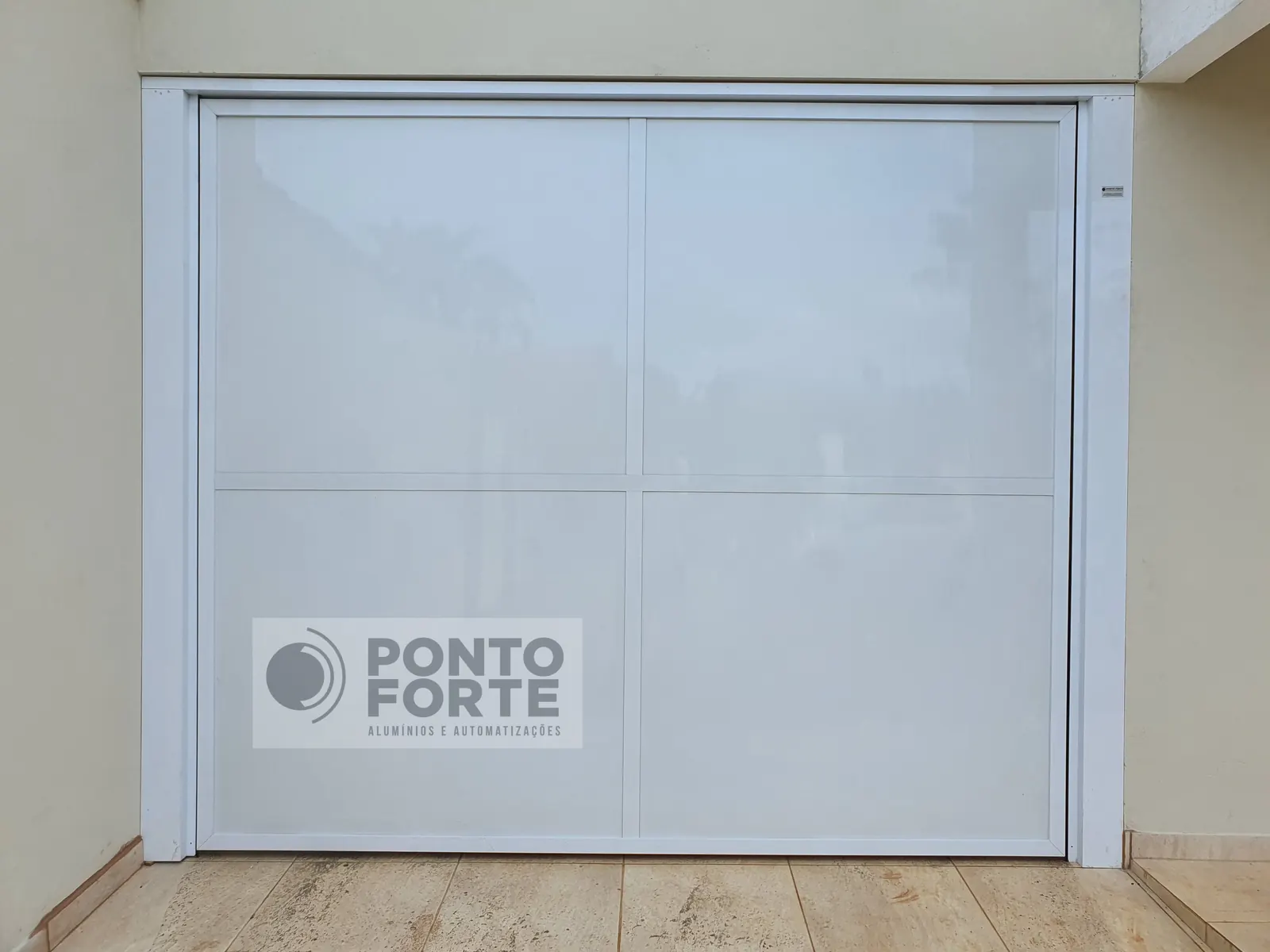 Portão basculante de alumínio branco liso, em residência, em Joinville