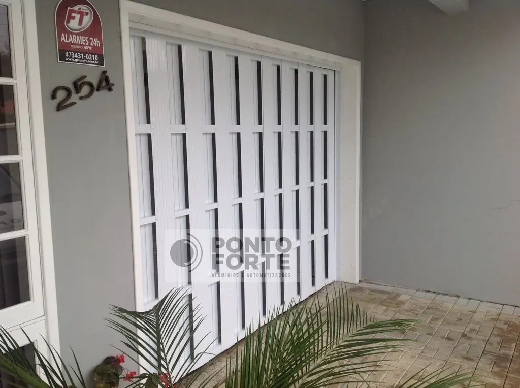 Portão basculante de alumínio branco vazado com barras verticais, sob medida para o vão