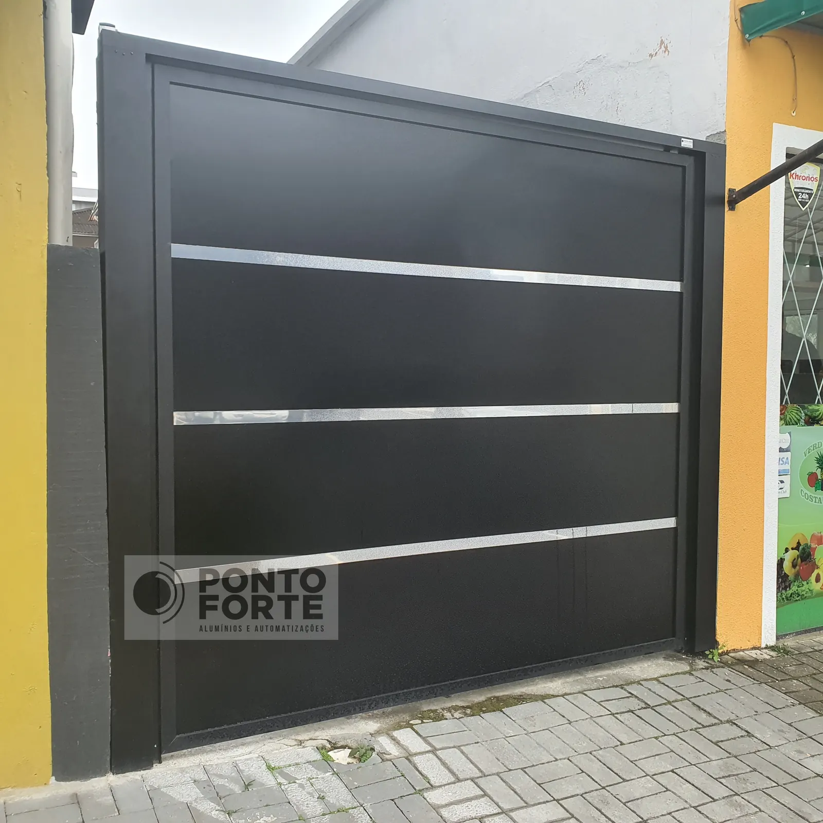 Portão basculante de alumínio preto liso com faixas cromadas, sob medida para o vão