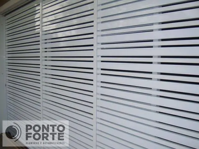Projeto entregue pela Ponto Forte, portão de correr de alumínio branco vazado com barras horizontais