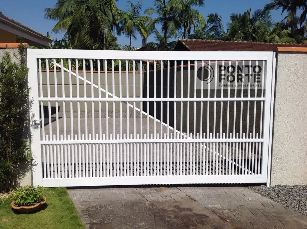 Portão de correr de alumínio branco vazado com barras verticais, sob medida para o vão