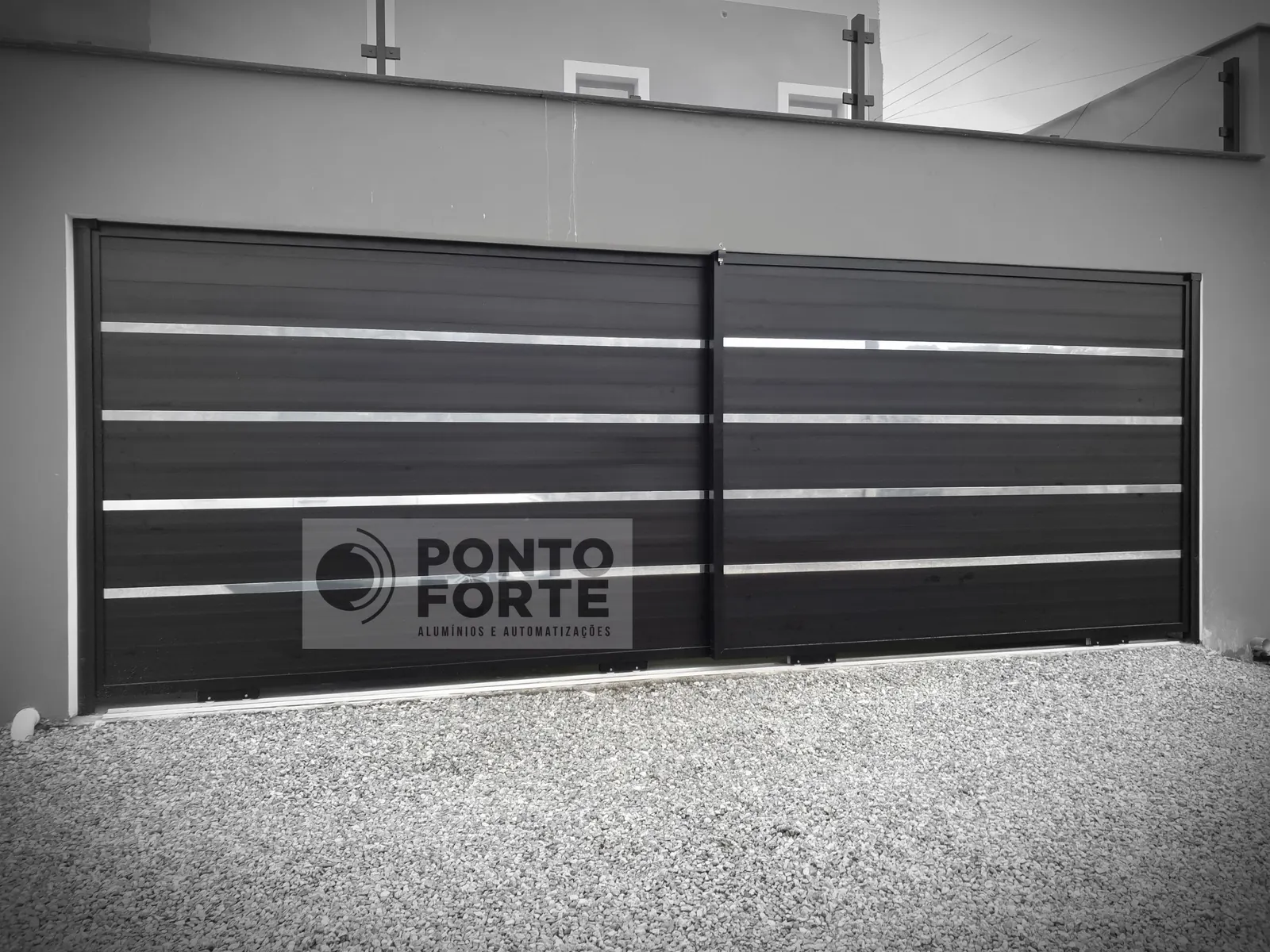 Portão de correr de alumínio bronze fechado no centro e vazado em cima e embaixo, fabricado e instalado pela Ponto Forte