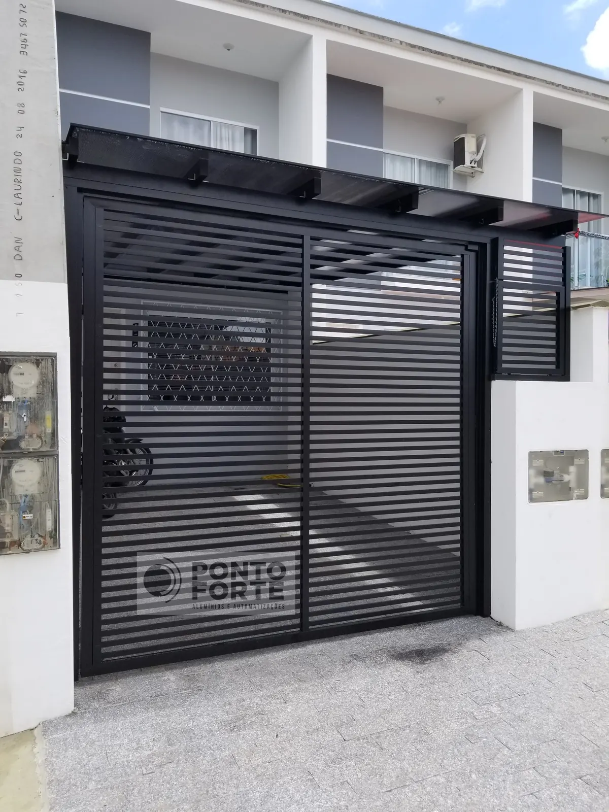 Portão de correr de alumínio preto vazado com barras verticais, sob medida para o vão