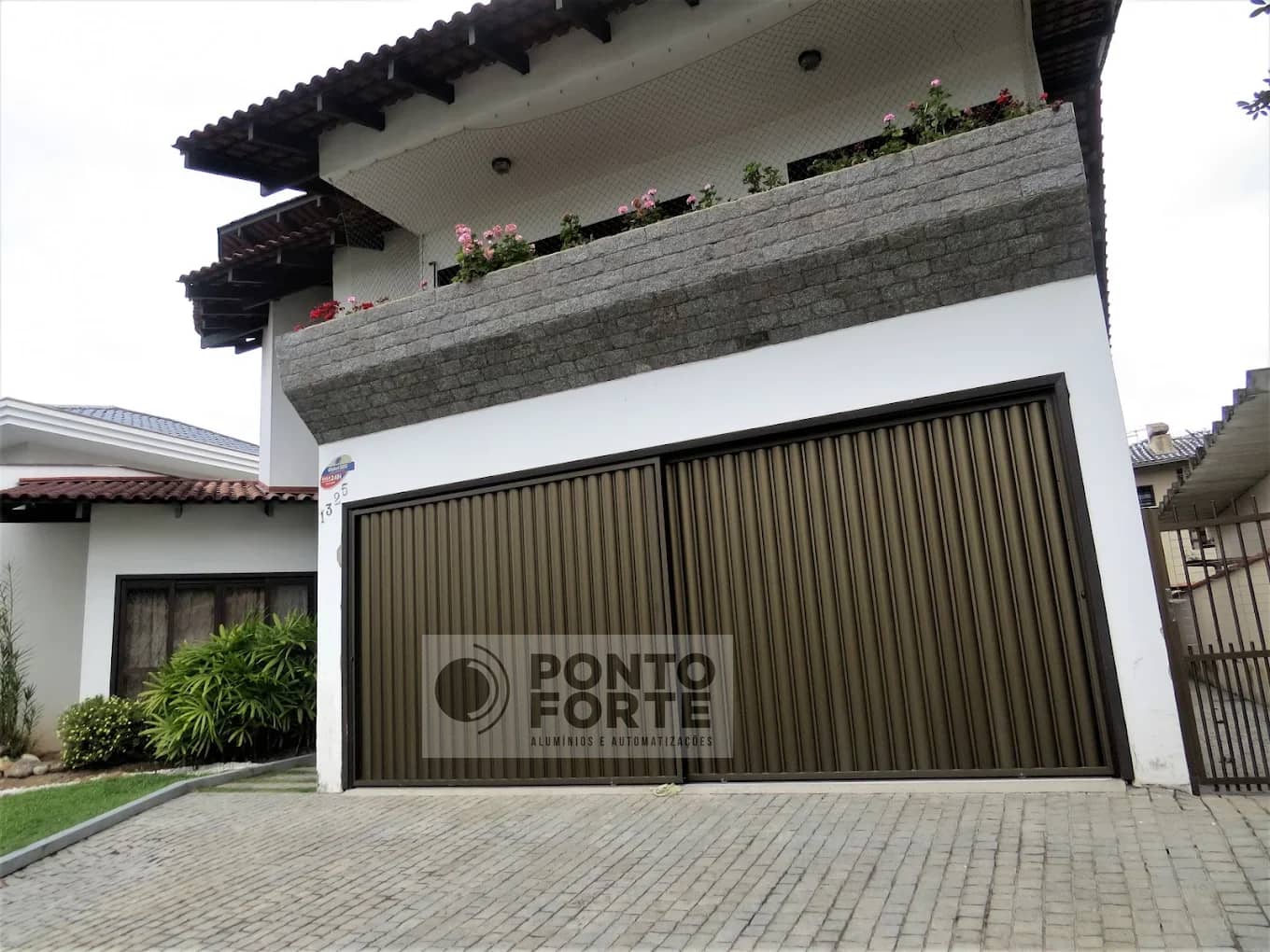 Portão de correr de alumínio bronze em lambril ripado, modelo que fabricamos e instalamos em Itajaí
