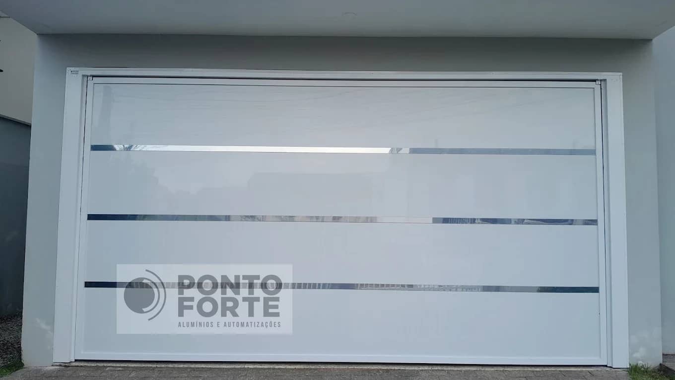 Portão basculante de alumínio branco em chapa lisa com faixas cromadas, modelo que fabricamos e instalamos em Jaraguá do Sul
