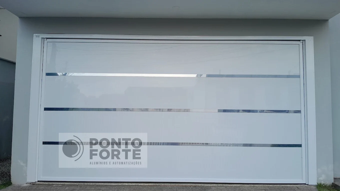 Portão de garagem em alumínio branco liso com faixas cromadas, instalado pela Ponto Forte em Joinville