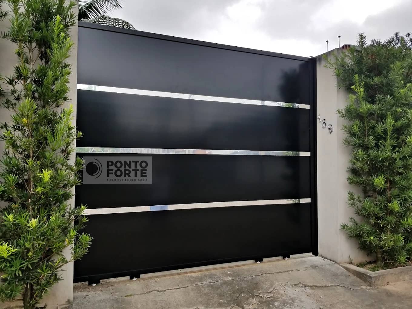 Portão de alumínio preto liso com faixas cromadas horizontais, fabricado pela Ponto Forte em Joinville