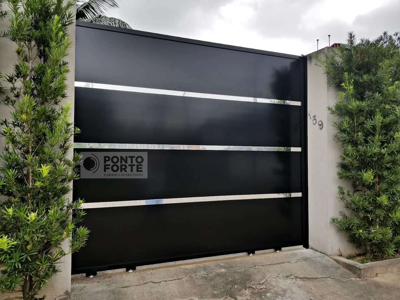 Portão de alumínio preto liso com faixas cromadas horizontais, fabricado pela Ponto Forte em Joinville
