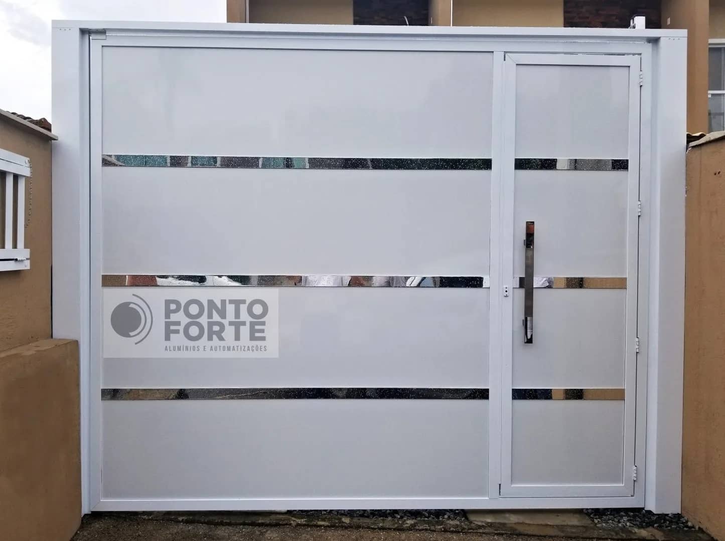 Portão basculante de alumínio branco liso com faixas cromadas e portão social no mesmo quadro