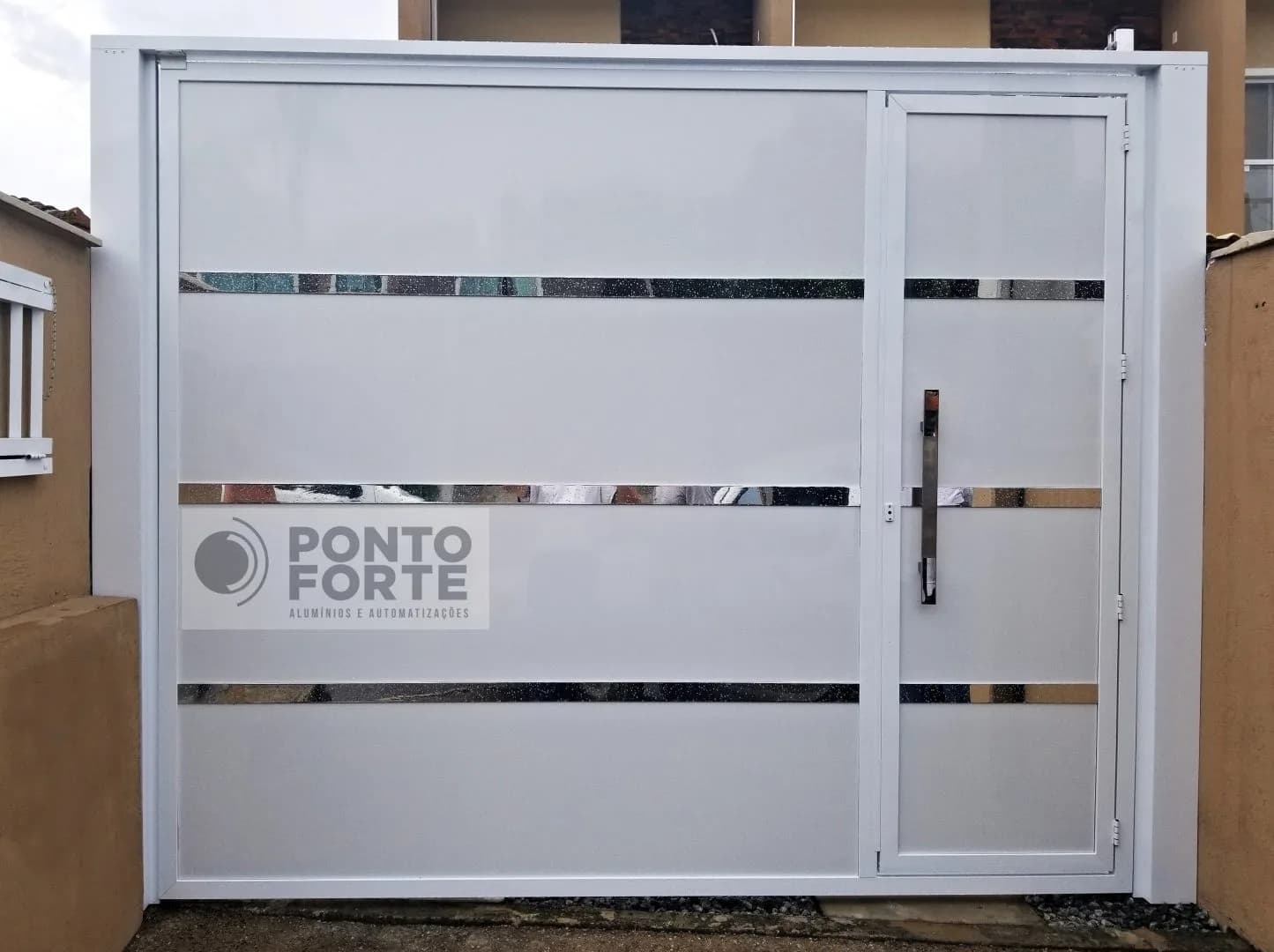 Portão basculante de alumínio branco liso com faixas cromadas e portão social no mesmo quadro