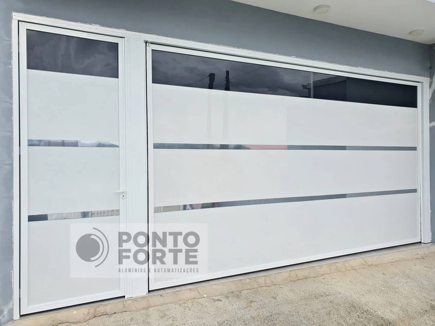 Portão basculante de alumínio branco liso com faixas cromadas e abertura transparente na parte superior