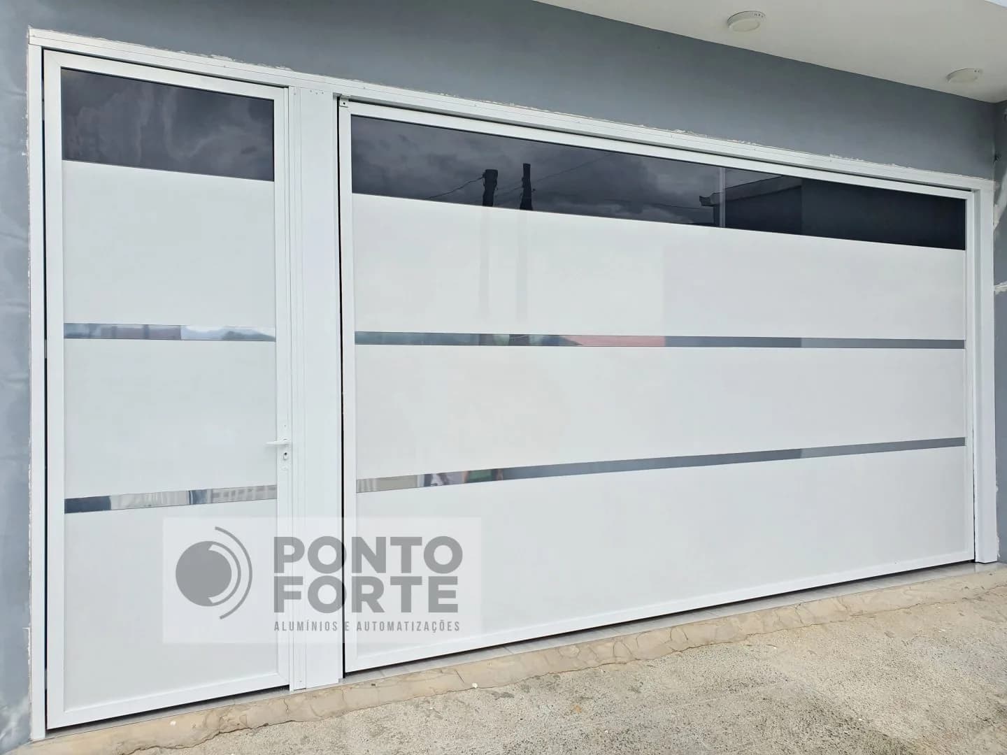 Portão basculante de alumínio branco liso com faixas cromadas e abertura transparente na parte superior