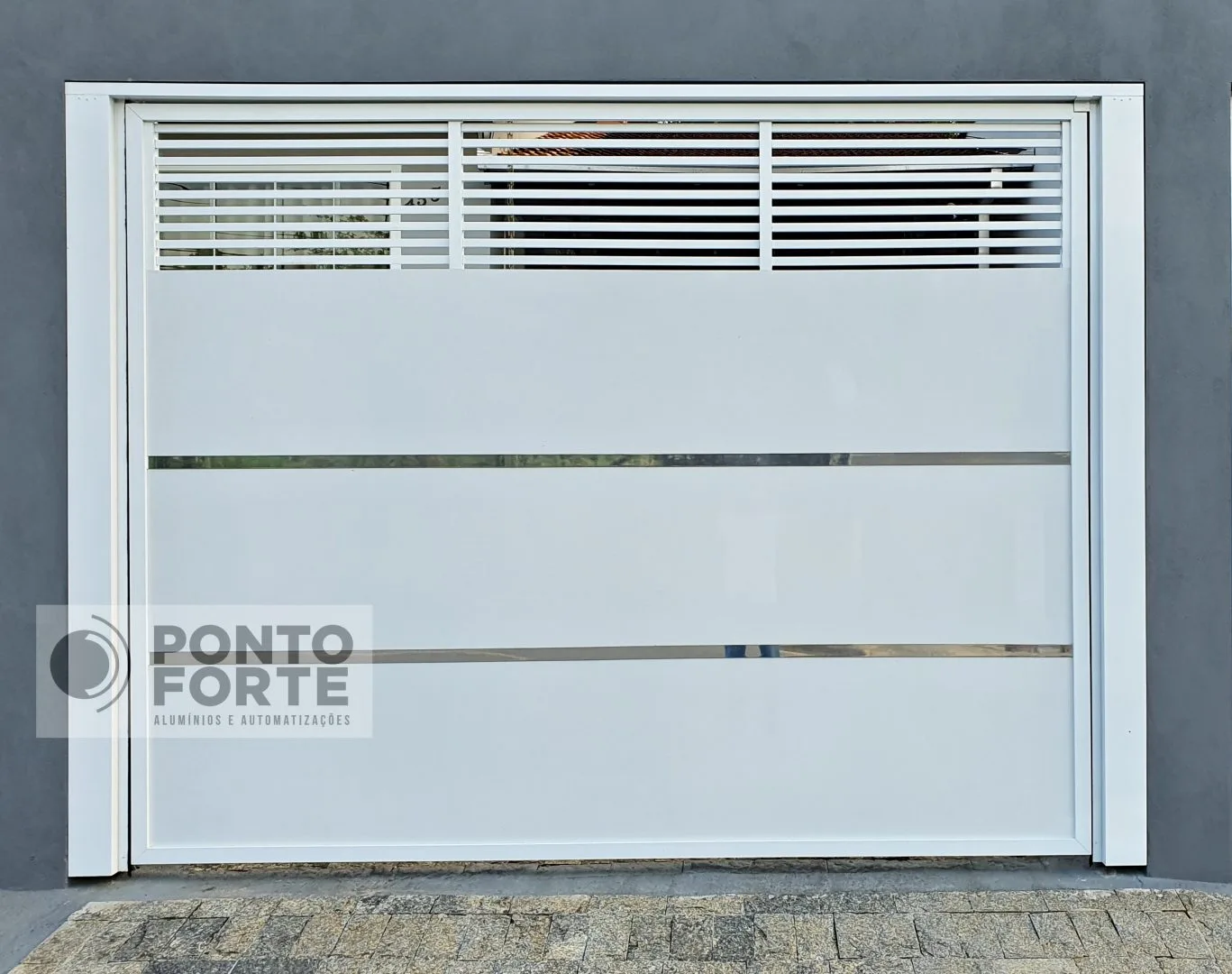 Portão basculante de alumínio branco com faixa vazada na parte superior e painel liso com faixas cromadas embaixo