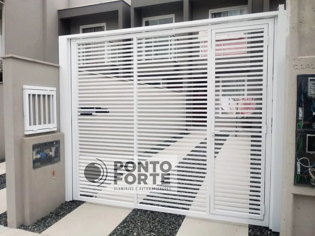 Portão basculante de alumínio branco vazado com barras, alto, com portão social no mesmo quadro