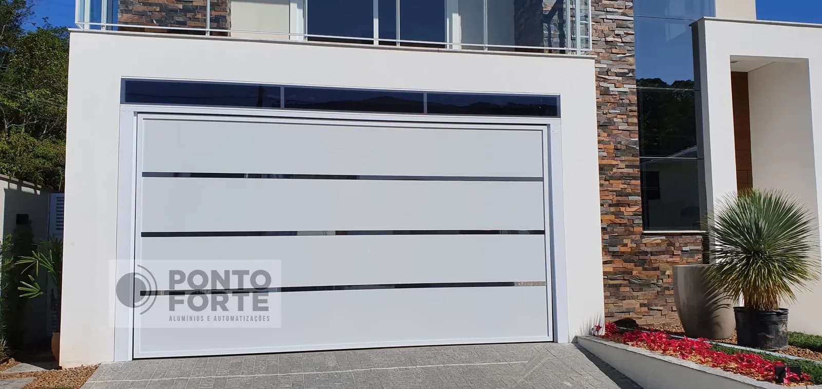 Portão basculante de alumínio branco com abertura transparente na parte superior e faixas cromadas horizontais