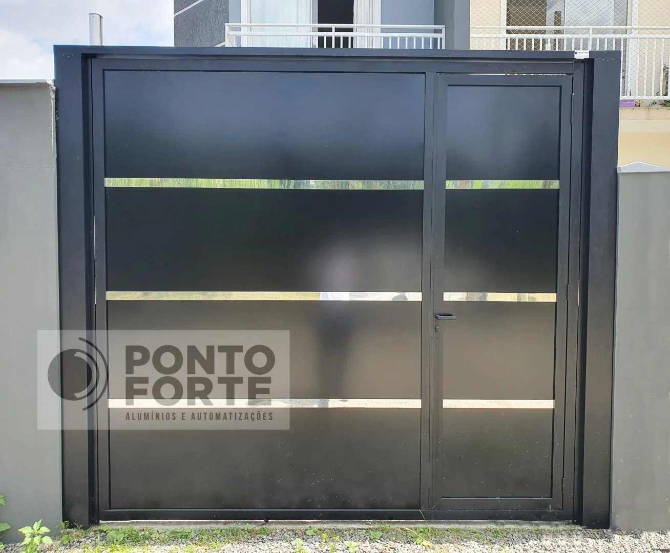 Portão basculante de alumínio grafite com faixas de policarbonato jateado, em sobrado