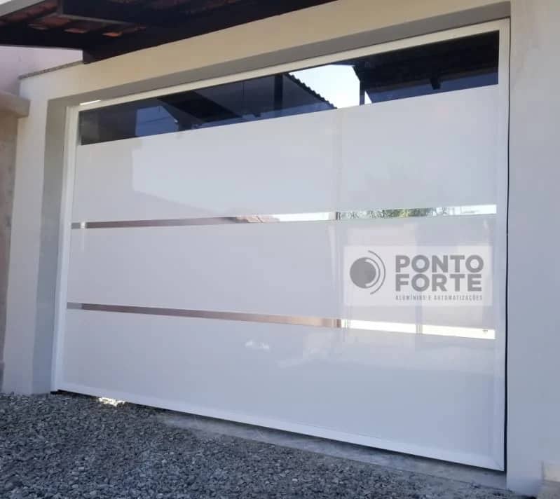 Portão de garagem de alumínio branco liso com faixas cromadas e faixa transparente no alto