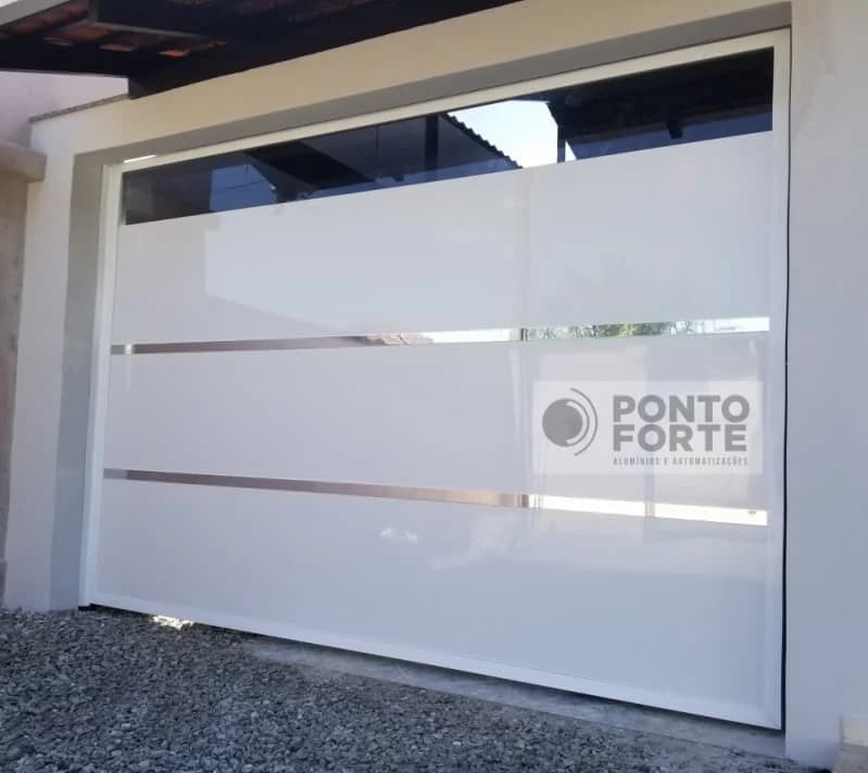 Portão de garagem de alumínio branco liso com faixas cromadas e faixa transparente no alto