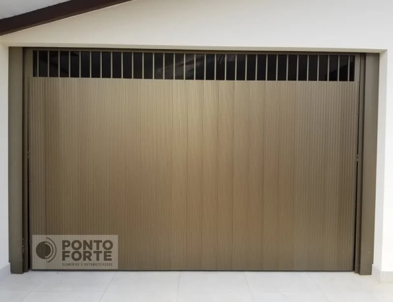 Portão de garagem de alumínio bronze em lambril fechado com barras vazadas no alto