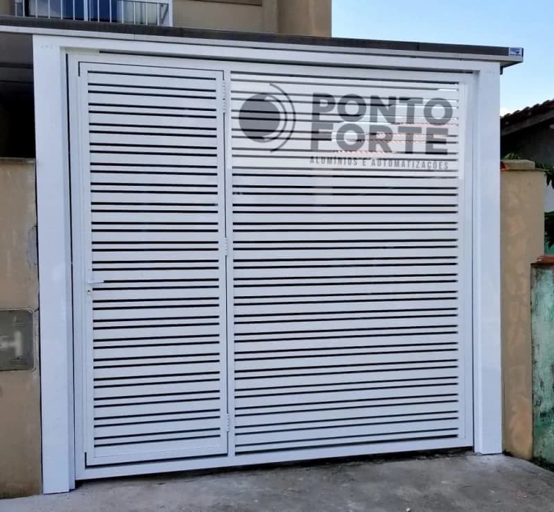 Portão de garagem de alumínio branco vazado com barras horizontais e porta social embutida no mesmo quadro