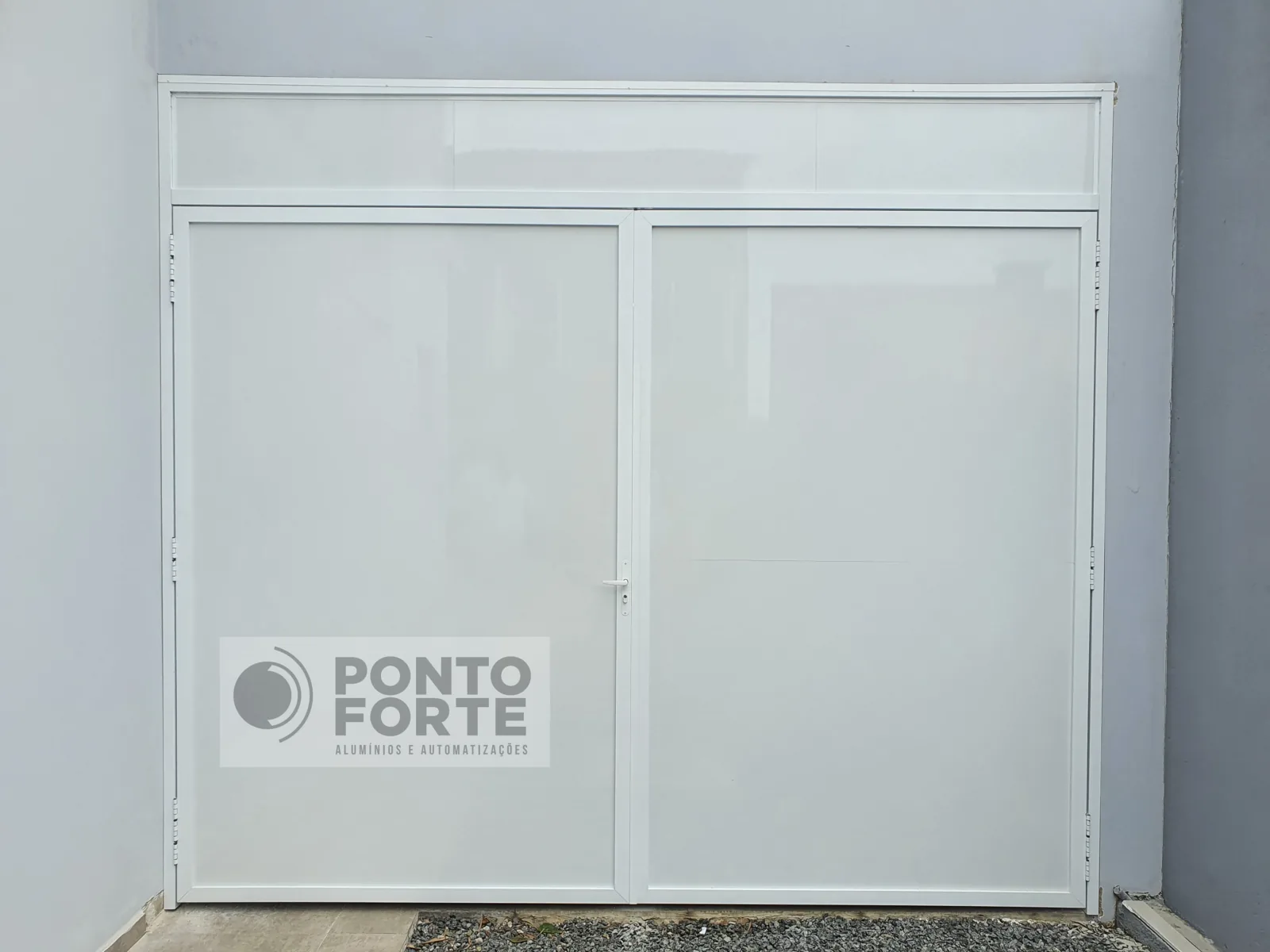 Portão de abrir de alumínio branco liso, com duas folhas fechadas e bandeira fixa no alto