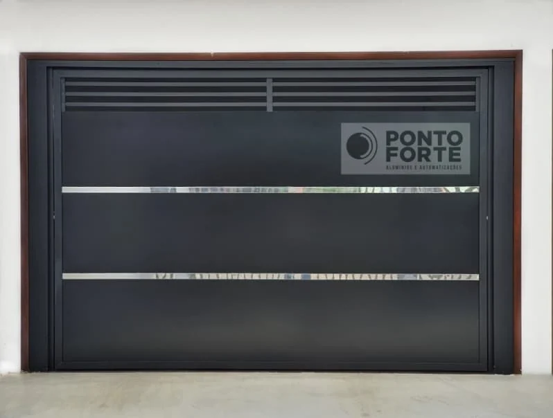 Portão de garagem de alumínio preto com faixas cromadas e barras vazadas no alto